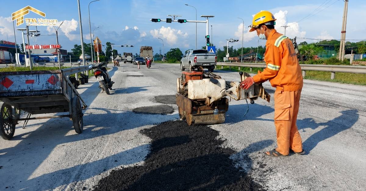 Vá ổ gà bằng bê tông nhựa nguội