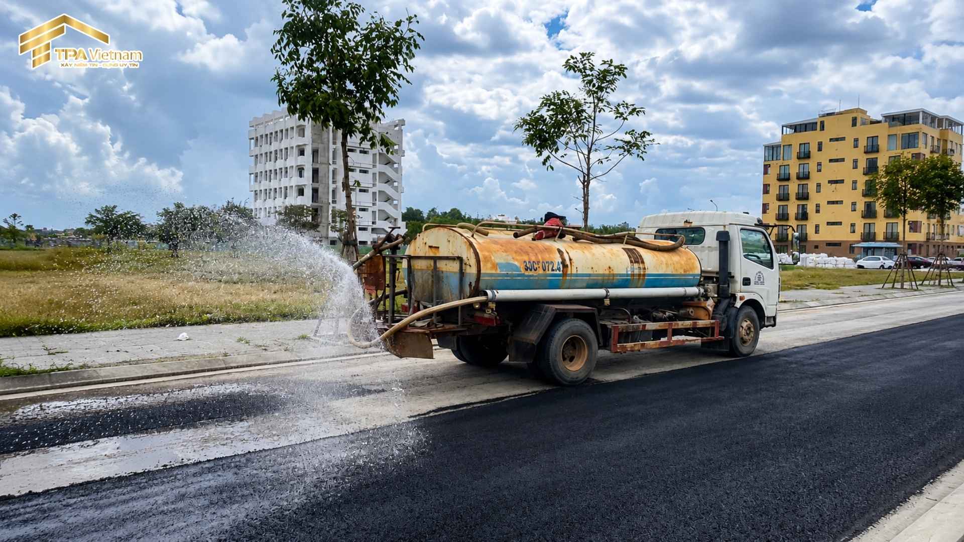 Quá tình thi công cải tạo mặt đường xuống cấp